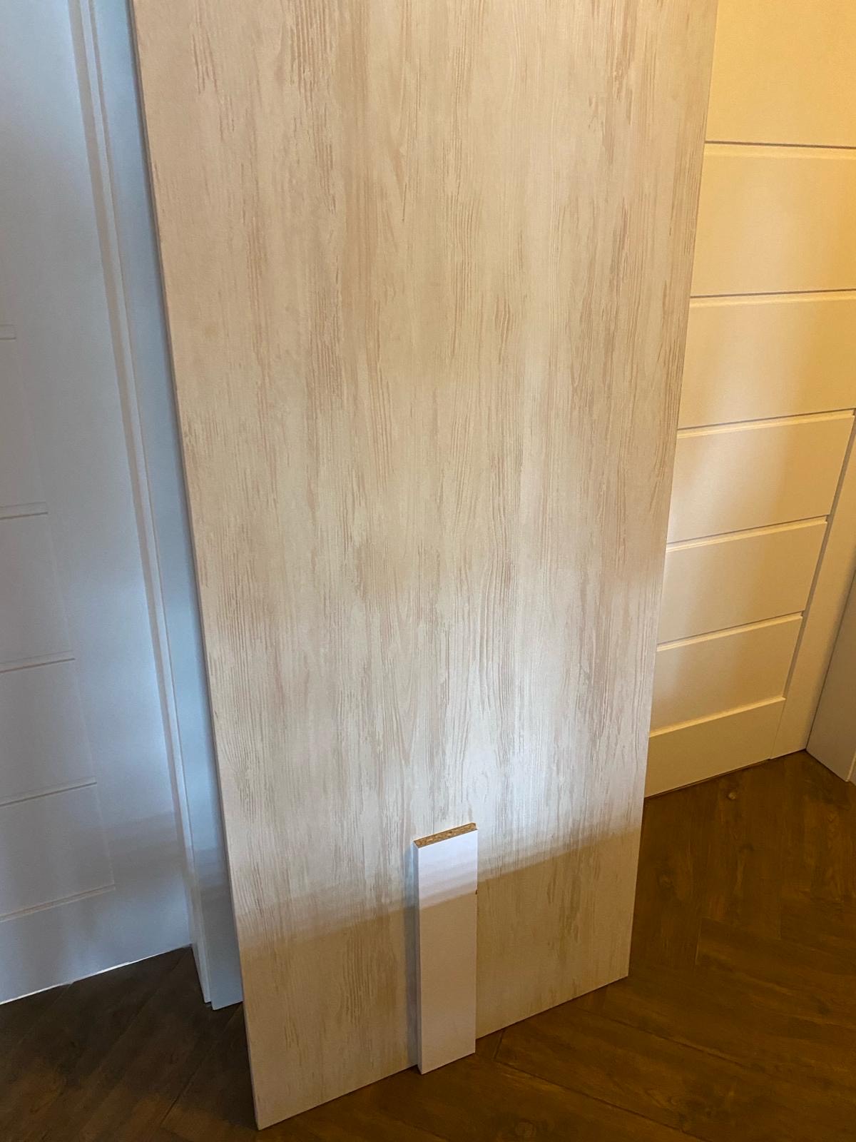 Zdjęcie innego przedmiotu wykonanego z drewna.